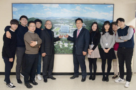 2017 대덕특구 홍보 대상 수상기관으로 선정된 한국전자통신연구원(ETRI) 성과홍보실의 직원들이 기념촬영을 하고 있다.